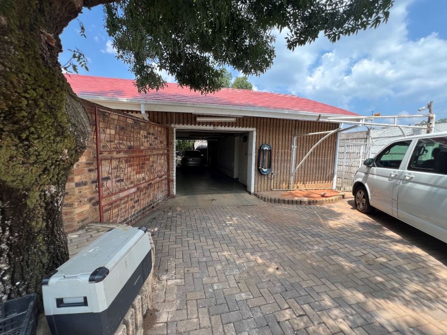 6 Bedroom Property for Sale in Irene Park North West